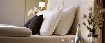 مونتيكاسينو هوتيل آند سويتس تورونتو فندق
